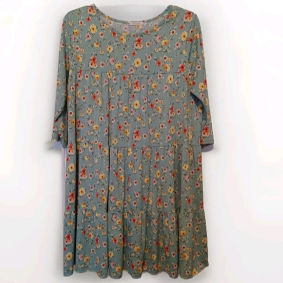Veveret Dresses & Skirts - Veveret 3 Tiered Ditsy Floral Dress 1x